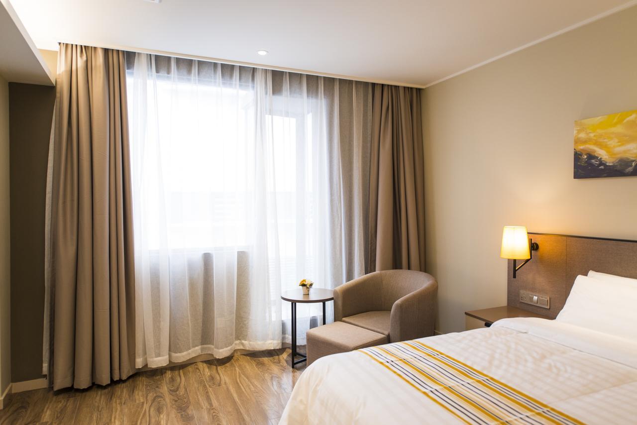 Hotel Xintiandi Lujianbang Road Subway Station 3*