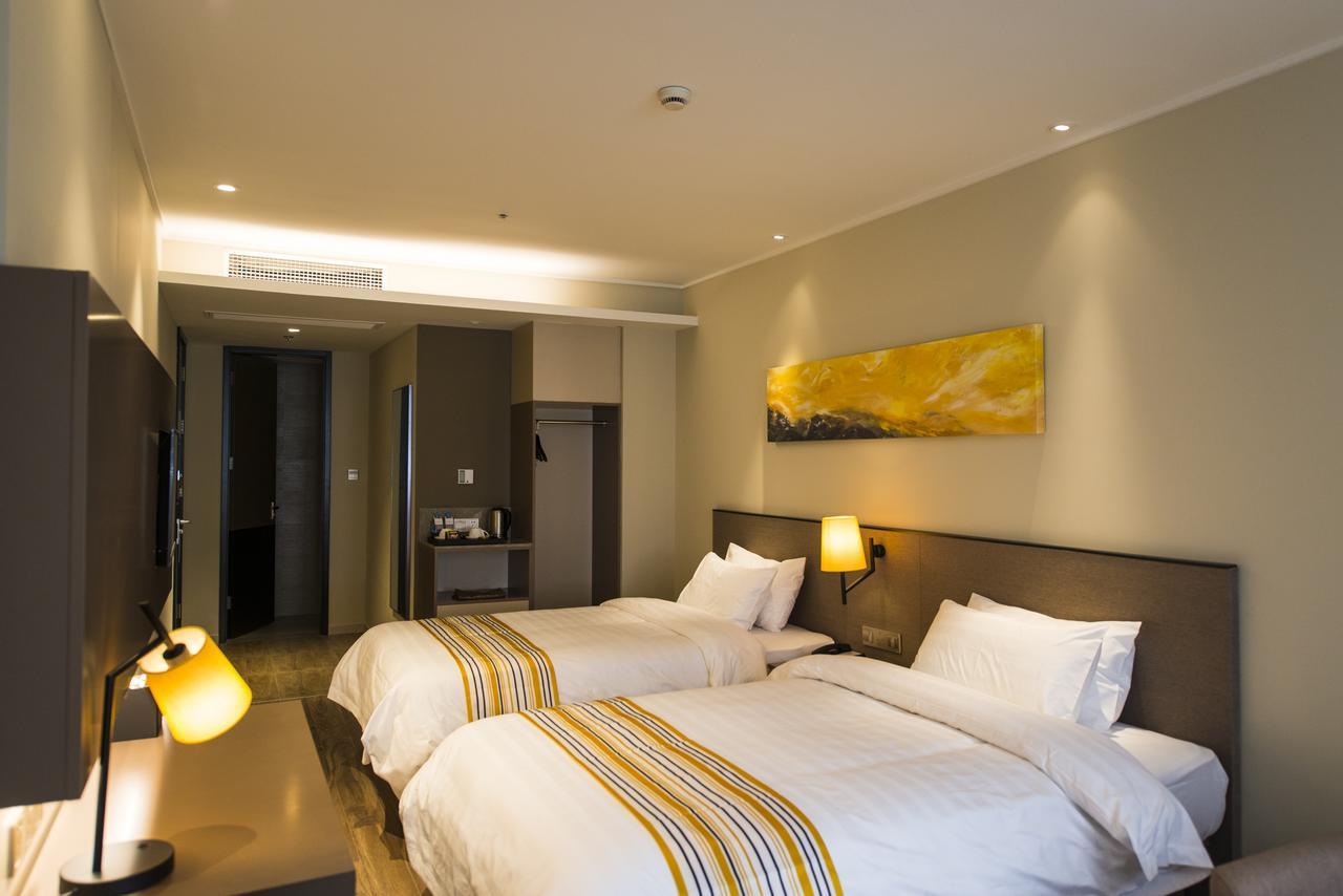 Xintiandi Lujianbang Road Subway Station Hotel