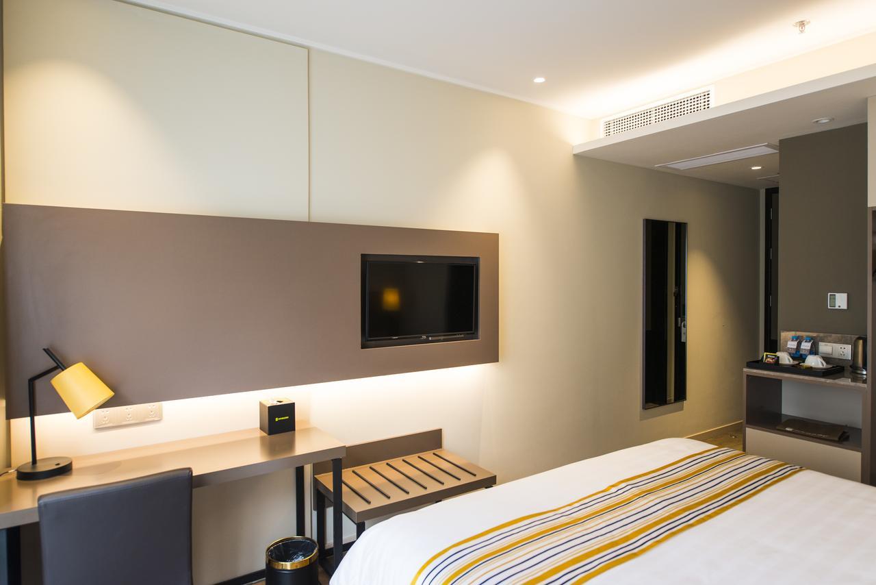 Xintiandi Lujianbang Road Subway Station Hotel 3*