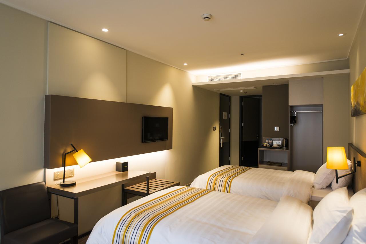 Xintiandi Lujianbang Road Subway Station Hotel 3*